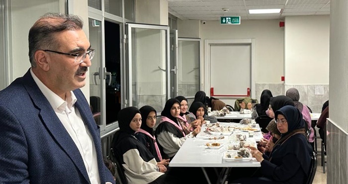 Müftü Dr. Süleyman Şahin, iftarı hafızlık öğrencileri ve izcilerle yaptı