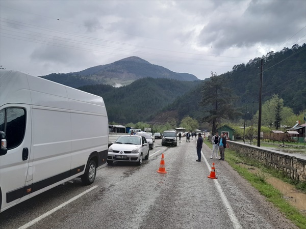 Adana'da heyelan nedeniyle Tufanbeyli-Saimbeyli kara yolu ulaşıma kapandı