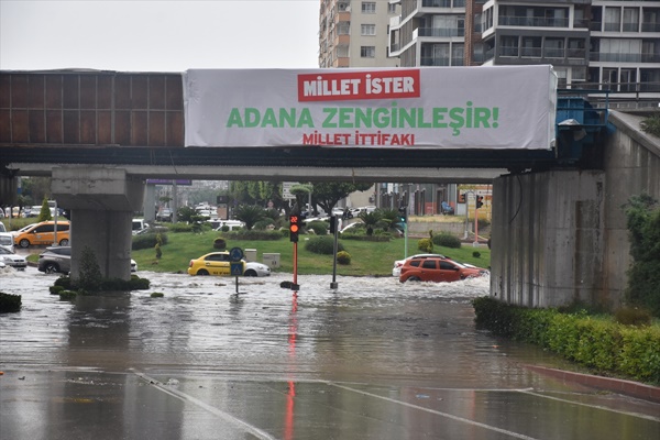 Adana’da sağanak yolları göle çevirdi, otomobil sular altında kaldı