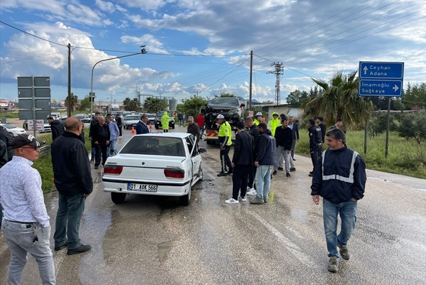 Adana'da 3 aracın karıştığı kazada 11 kişi yaralandı