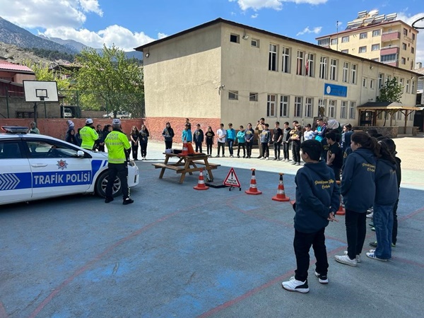 Adana'da ortaokulu öğrencilerine trafik eğitimi verildi