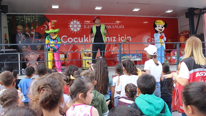 Cumhurbaşkanlığı İletişim Başkanlığı İskenderun'da depremzede çocukları sevindirdi