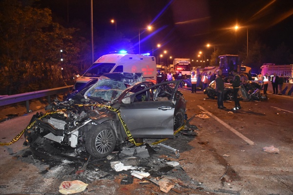 Adana'da otomobilin refüjdeki ağaçlara çarpması sonucu 3 kişi öldü, 2 kişi yaralandı