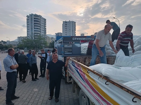 Depremden etkilenen arıcılara yem desteği