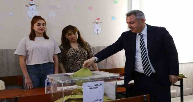 Adana Valisi Dr. Süleyman Elban oyunu kullandı.