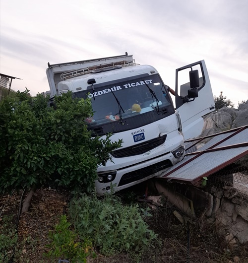 Adana'da şarampole devrilen kamyonun sürücüsü hayatını kaybetti