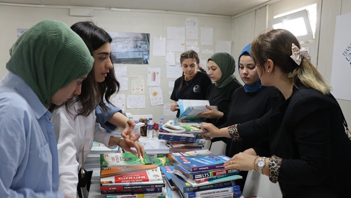 HKÜ, Deprem Bölgesindeki Destek Faaliyetlerini Tüm Hızıyla Sürdürüyor