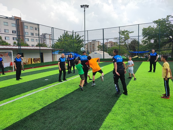 Polis deprem çocuklarıyla futbol oynadı