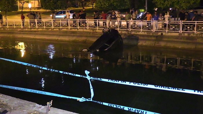 Adana'da sulama kanalına düşen otomobildeki 6 kişiyi vatandaşlar kurtardı