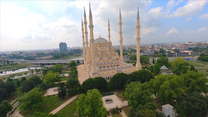 Adana Sabancı Merkez Camisi ve çevresi FPV dronla görüntülendi