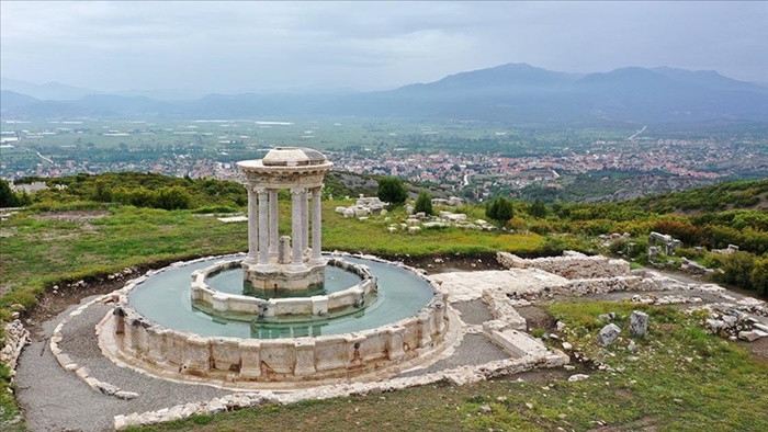 Kibyra'da ayağa kaldırılan anıtsal çeşmeden 1300 yıl sonra su akıyor