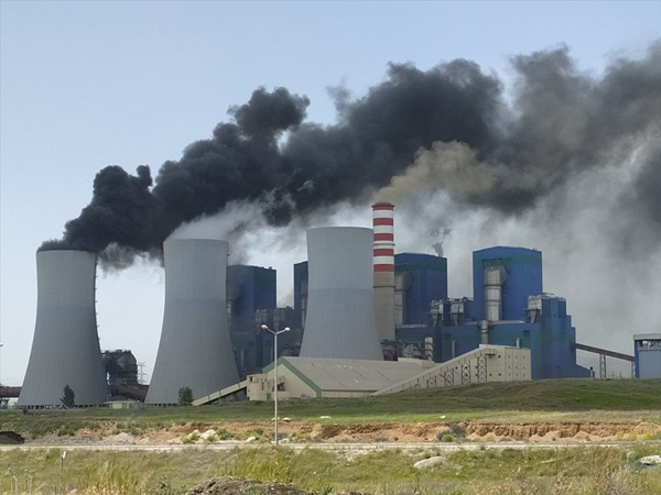 Afşin-Elbistan B Termik Santrali'nde çıkan yangına ekiplerce müdahale ediliyor