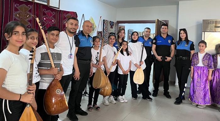 Polis kursiyerlere saz çalıp, kadınlarla çiğ köfte yaptı