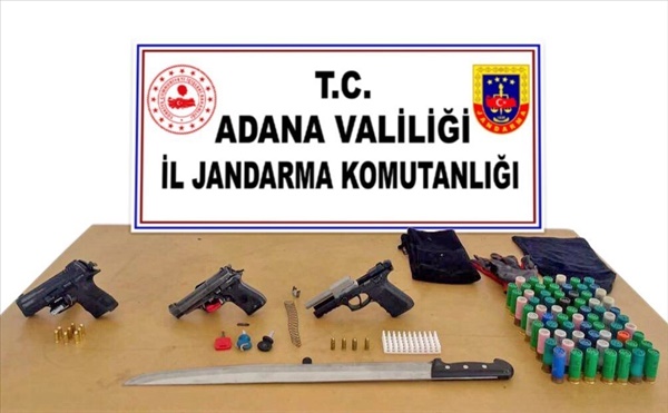 Adana’da bir otomobilde ruhsatsız 17 tabanca ele geçirildi