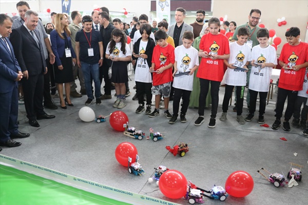 Adana'da öğrencilerin robotik kodlama projeleri şenlikte sergilendi