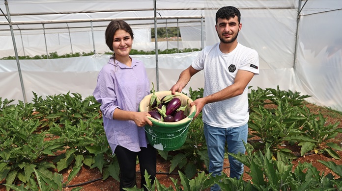 Tarımı toprakla iç içe öğrenen liselilerin el emeği buğdayları hasat edildi