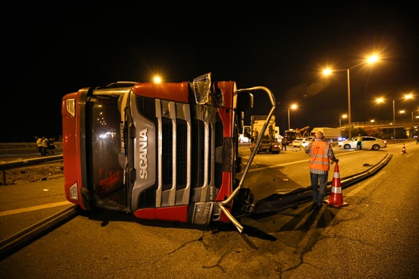 TAG Otoyolunda 9 aracın karıştığı zincirleme trafik kazasında 4 kişi yaralandı