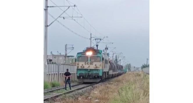 Raylara çıkıp yük treninin önü kesti, tren güçlükle durdu