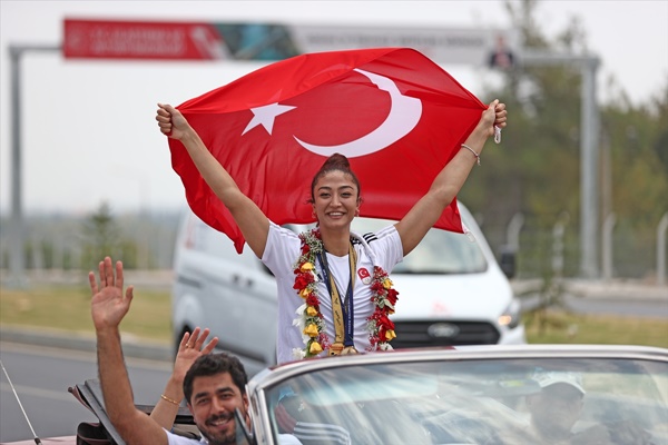 Şampiyon milli tekvandocu Nafia Kuş, Adana'da klasik arabayla tur attı