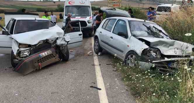 Adana'da iki araç kafa kafaya çarpıştı: 4 yaralı