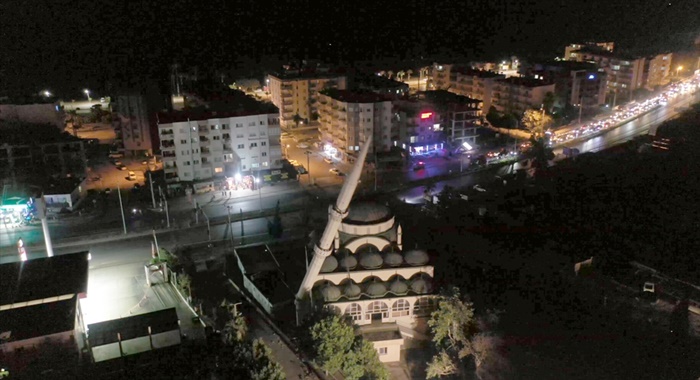 Mersin'deki hortumda bir minaresi yıkılan caminin eğilen ikinci minaresi kontrollü yıkıldı