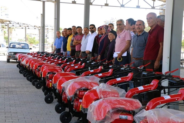 Kozan'da yüksek rakımlı bölgedeki üreticilere çapa motoru dağıtıldı