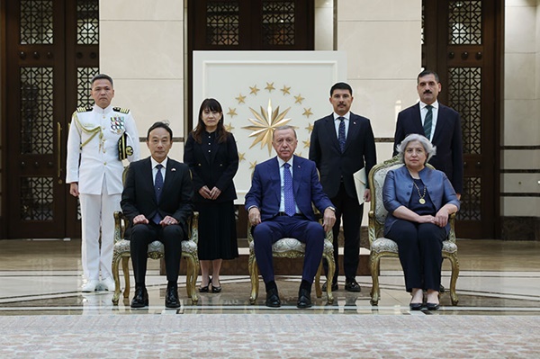 Büyükelçilerden Cumhurbaşkanı Erdoğan'a güven mektubu