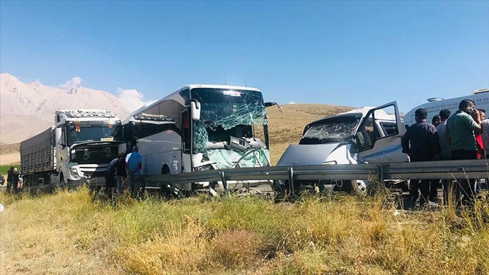 Niğde'de yolcu otobüsüyle hafif ticari araç çarpıştı, 1 kişi hayatını kaybetti, 7 kişi yaralandı