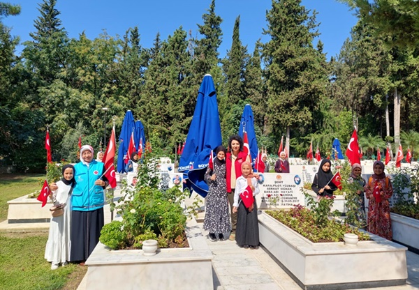 Hafız Öğrencilerden Şehitlik ziyareti