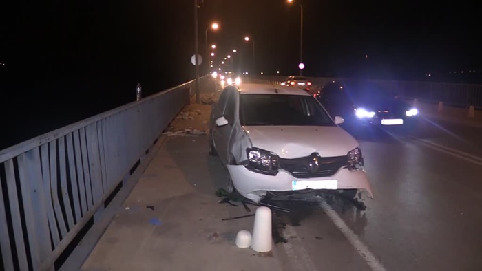 Adana'da köprüde balık tutanlara otomobilin çarpması sonucu 3 kişi yaralandı