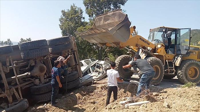 Kahramanmaraş'ta freni boşalan kamyon cenaze için toplanan insanların arasına daldı