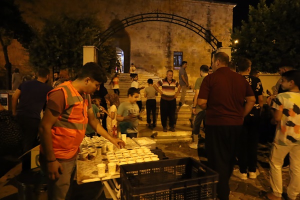 Mevlit Kandili’nde vatandaşa bal şerbeti dağıtıldı