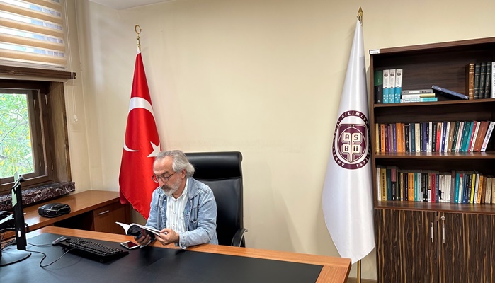 Mehmet Yürekli, “Zirvelerde Dolaşmak” adlı kitabı Prof. Dr. Yapıcı’ya takdim etti