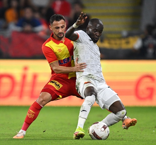 Göztepe, konuk ettiği Adanaspor'u 1-0 yendi.