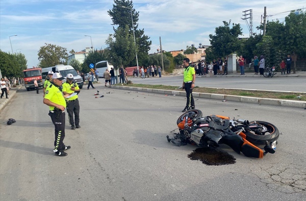 Adana'da minibüsle çarpışan motosikletteki 2 kişi öldü