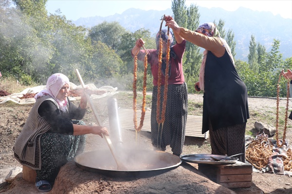 Pozantı'da cevizli sucuk mesaisi başladı