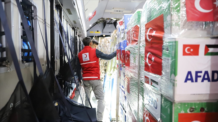 Gazzeli siviller için Türkiye'nin insani yardımlarını taşıyan ilk uçak Mısır'a iniş yaptı