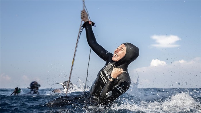 Milli sporcu Şahika Ercümen'den Cumhuriyet'in 100. yılında yeni dünya rekoru