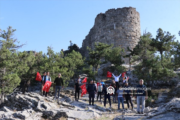 Adana'da Cumhuriyet'in 100. yılı dolayısıyla tarihi kalede Türk bayrağı açıldı