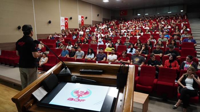 Polisten üniversite öğrencilerine “terörün kucağına düşmeyin” uyarısı