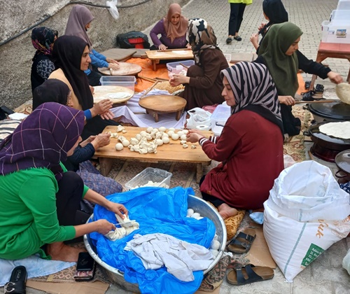 Adana'daki camilerde Gazze için hayır çarşısı düzenlendi