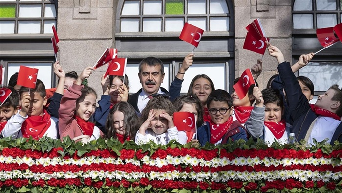 Milli Eğitim Bakanı Tekin, öğrencilerle Birinci Meclis'i ziyaret etti