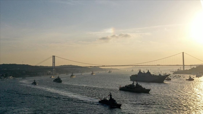 Türk donanması, İstanbul Boğazı'nda tarihinin en büyük resmigeçidini gerçekleştirdi