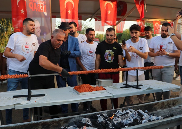 Cumhuriyet'in 100. yılını 100 metrelik boru kebapla kutladı