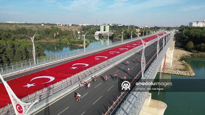 Adana 15 Temmuz Şehitler Köprüsü'nde dev Türk bayrağı altında 100. yıl kutlaması