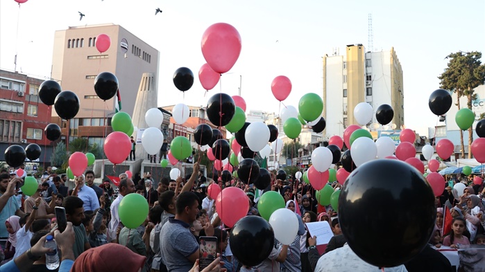 Adana'da, öldürülen Filistinli çocukların anısına gökyüzüne balon bırakıldı