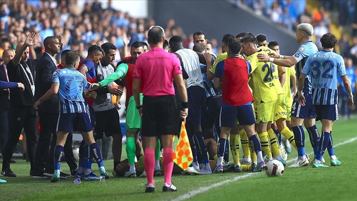 Fenerbahçe, Adana Demirspor maçında verilen hakem kararına tepki gösterdi