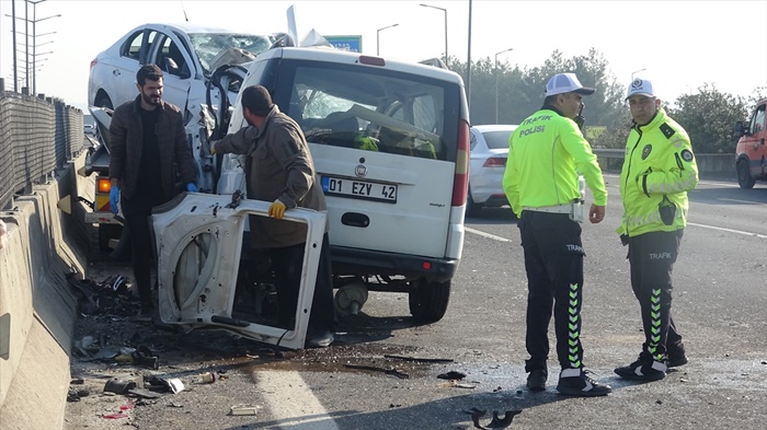 Adana'da otoyolda ters şeritte giden araçla otomobilin çarpıştığı kazada 3 kişi öldü