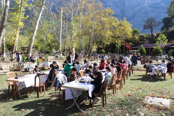 Adana'da tabiat parkında satranç turnuvası yapıldı