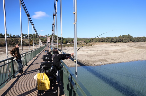 Seyhan Nehri'nde sular kesildi, balıkçılara gün doğdu